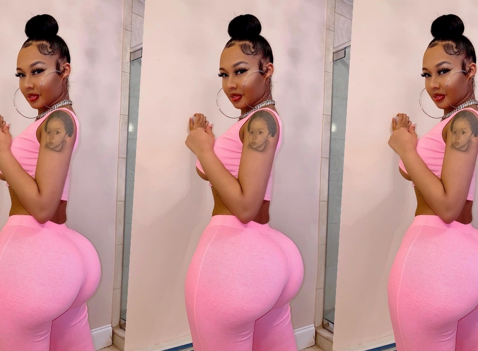 Modelo Jade exibe suas curvas em um conjunto rosa