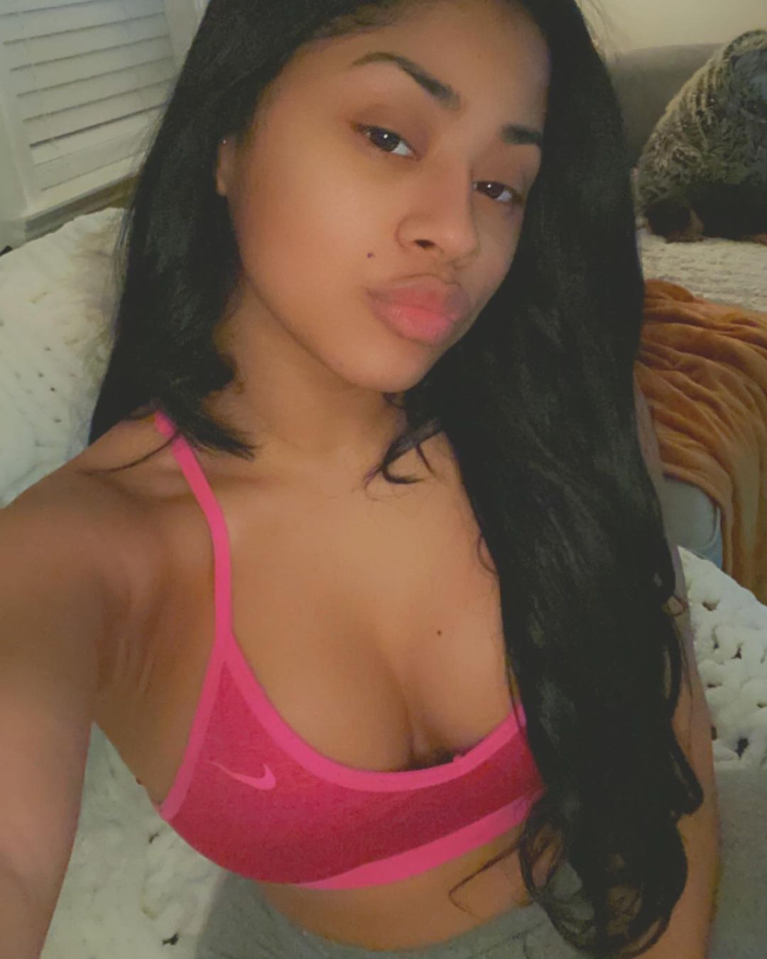 Hennessy Carolina, exibe sua beleza natural