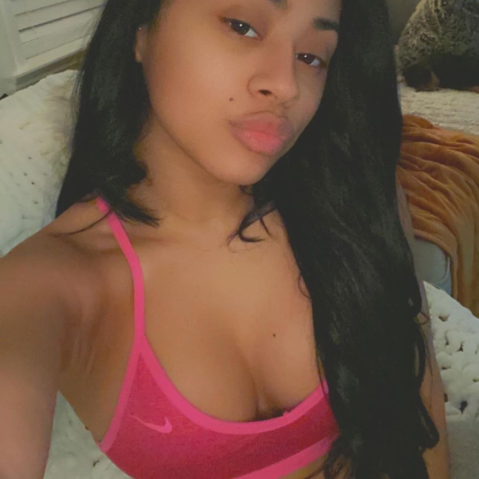 Hennessy Carolina, exibe sua beleza natural