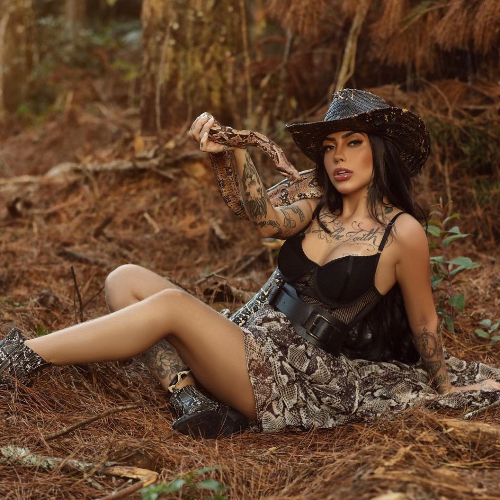 Mirella sensualiza com cobra