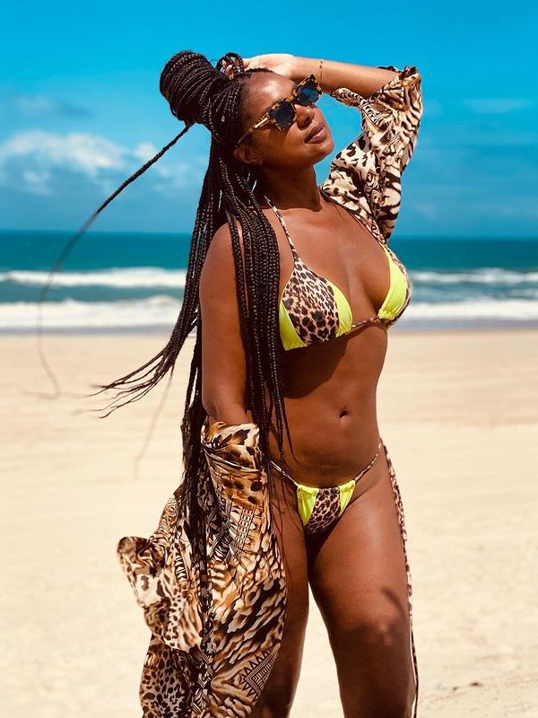 Cris Vianna exibe ótima forma ao posar de biquíni na praia