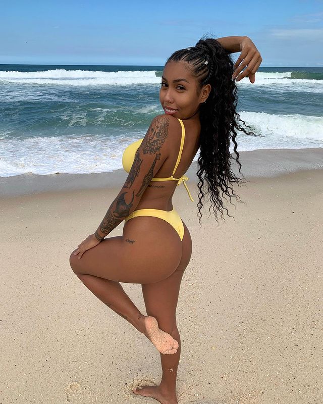 Giovanna Jacobina posa de biquíni na praia (Foto: @giovanna_jacobina/Instagram)