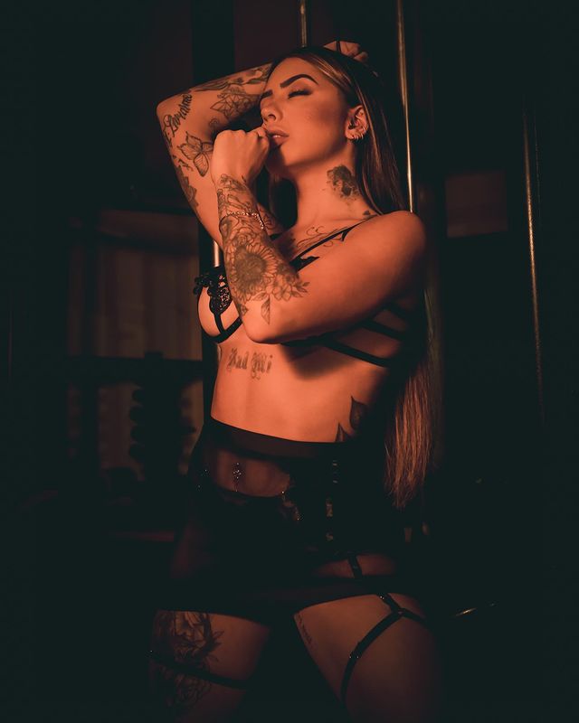 Em novo ensaio, Mirella deixa pouca para a imaginação (Foto: @mirella/Instagram)