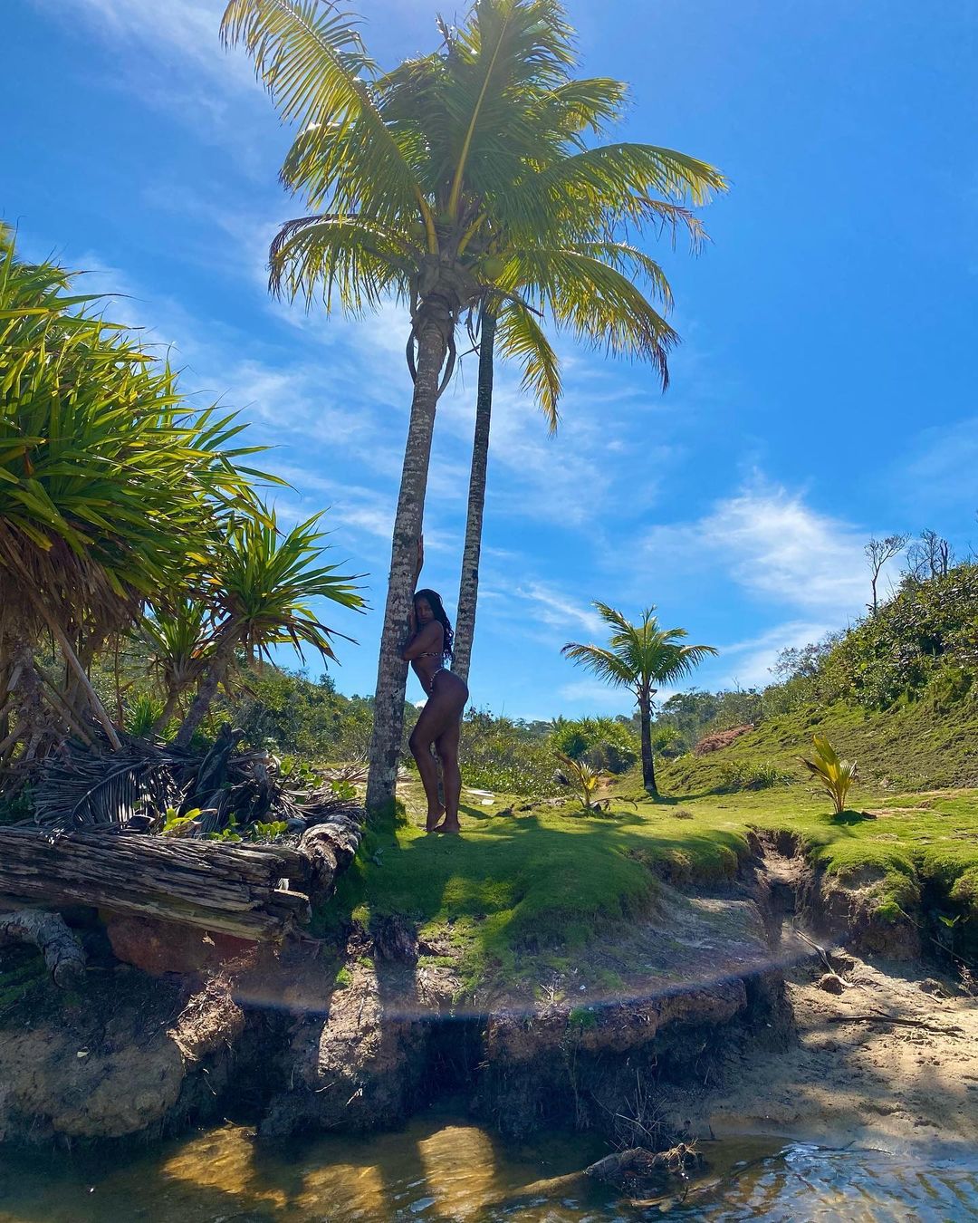 Iza posta clique de biquíni (@iza)