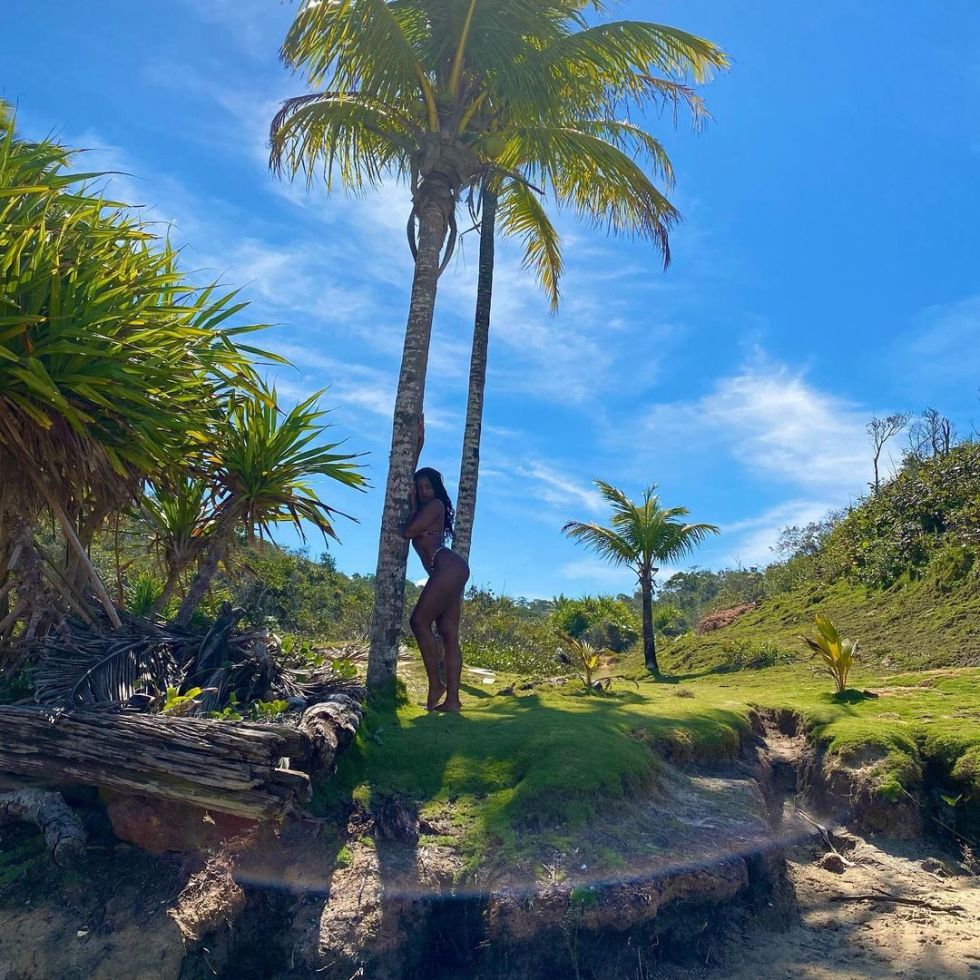 Iza posta clique de biquíni (@iza)