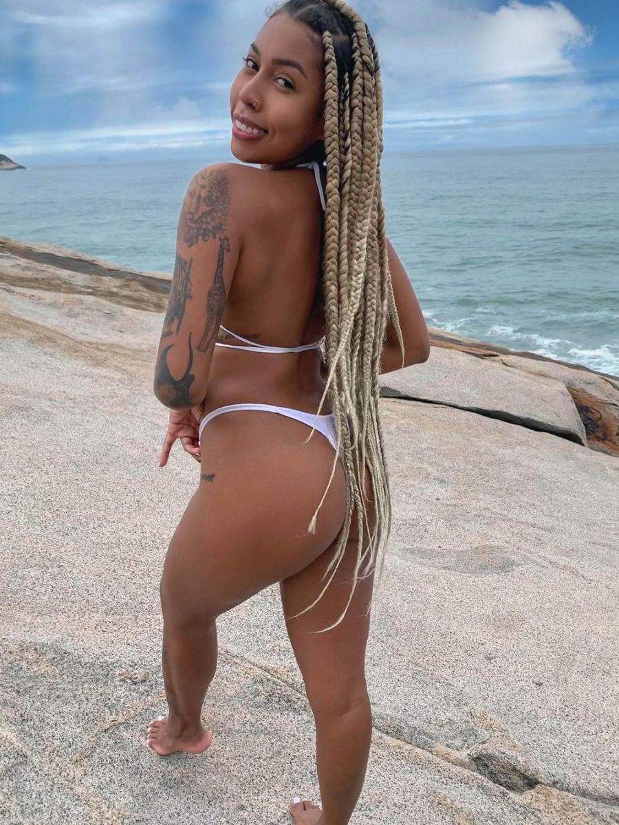 Giovanna Jacobina posa de biquíni branco na praia