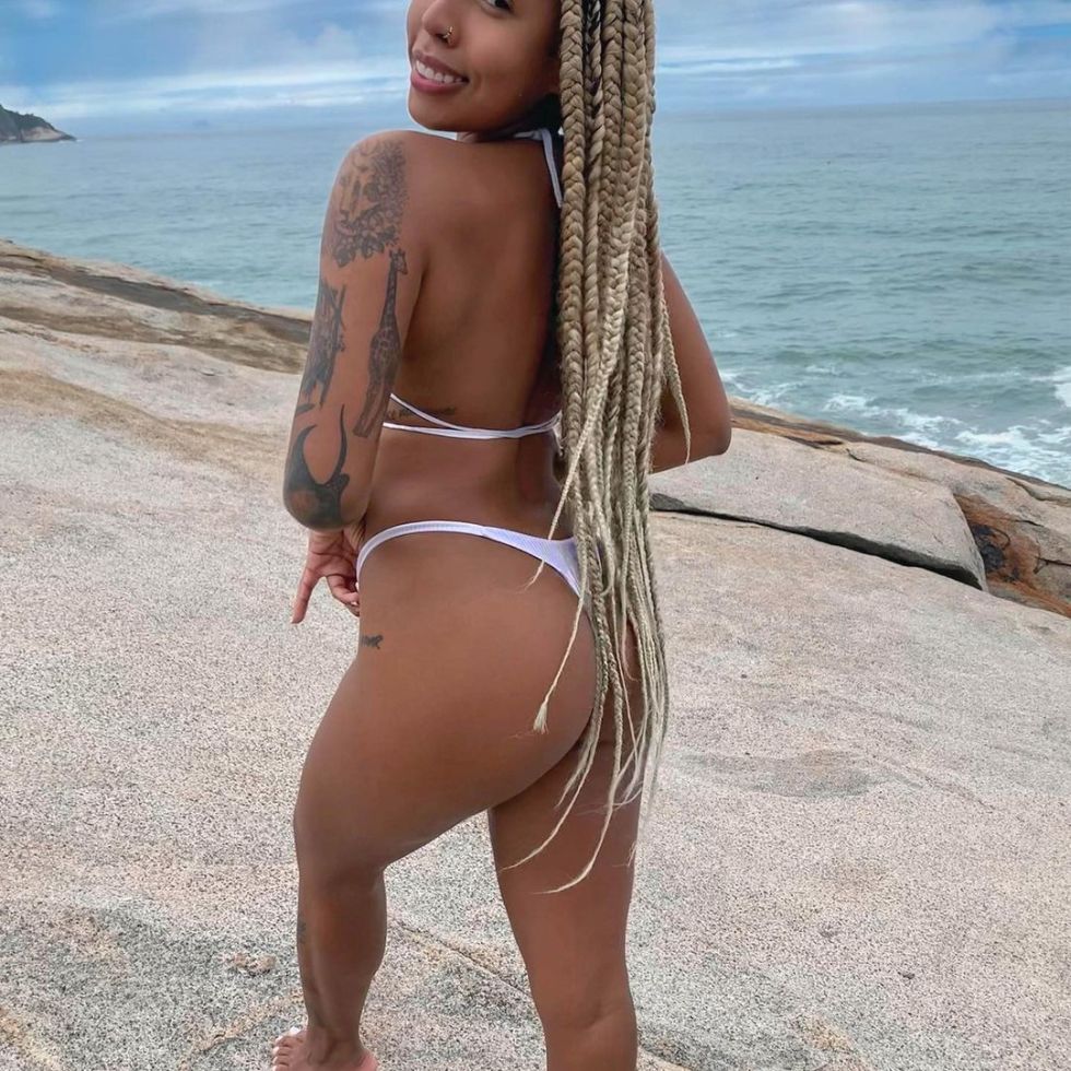 Giovanna Jacobina posa de biquíni branco na praia (@giovanna_jacobina/Instagram)