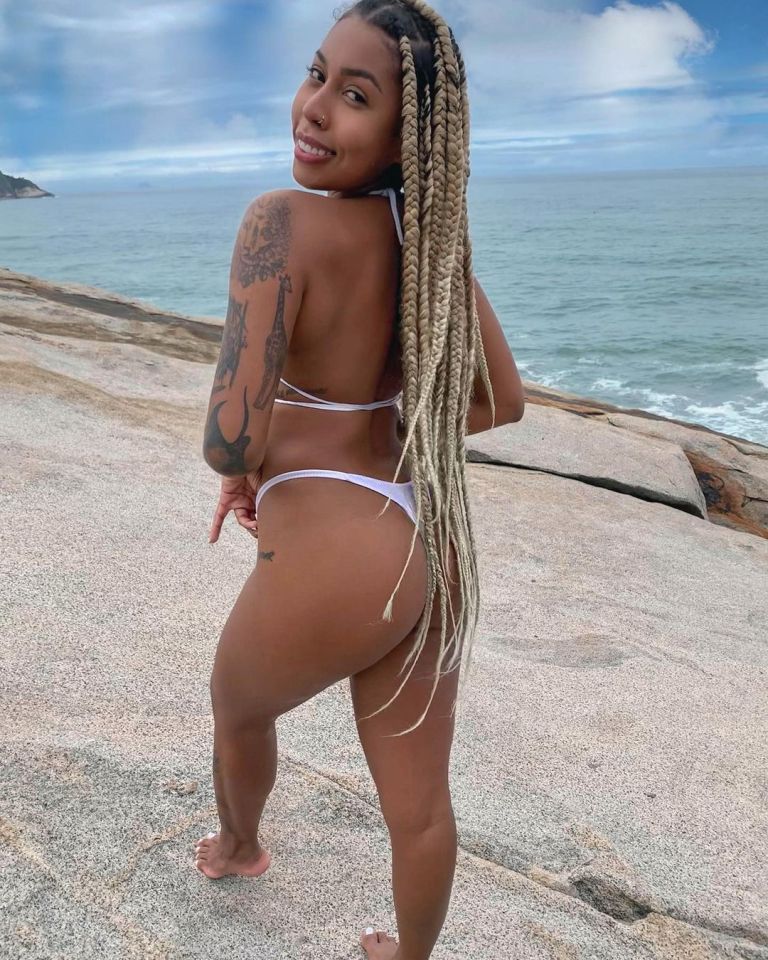 Giovanna Jacobina posa de biquíni branco na praia