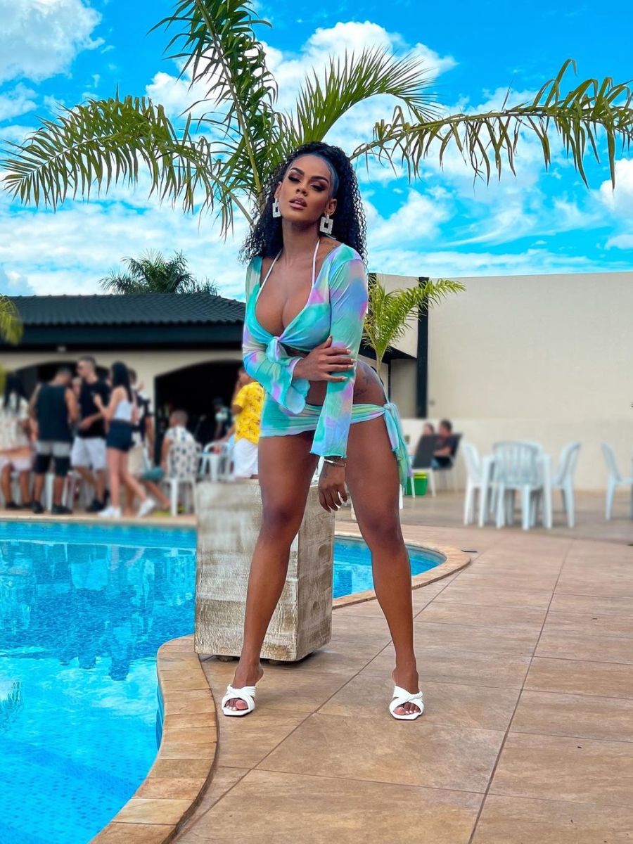 Black Beauty: Lais Oliveira de biquíni