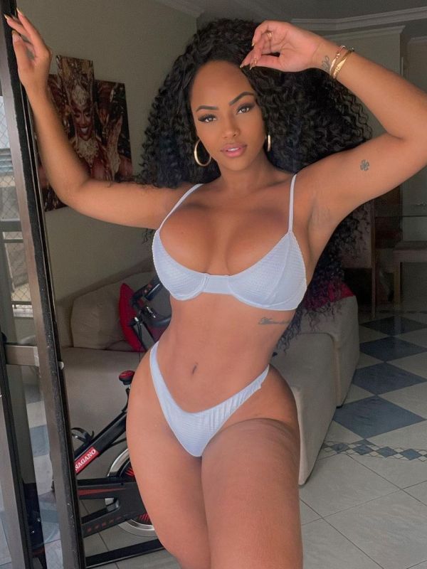 Black Beauty: Juh Campos encanta ao posar de lingerie