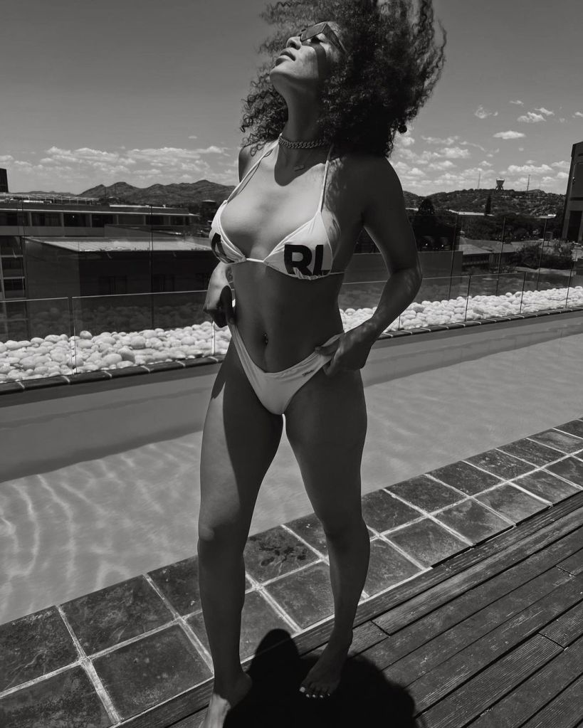 Pearl Thusi exibe suas curvas ao posar usando biquíni branco (Foto: @pearlthusi/Instagram)