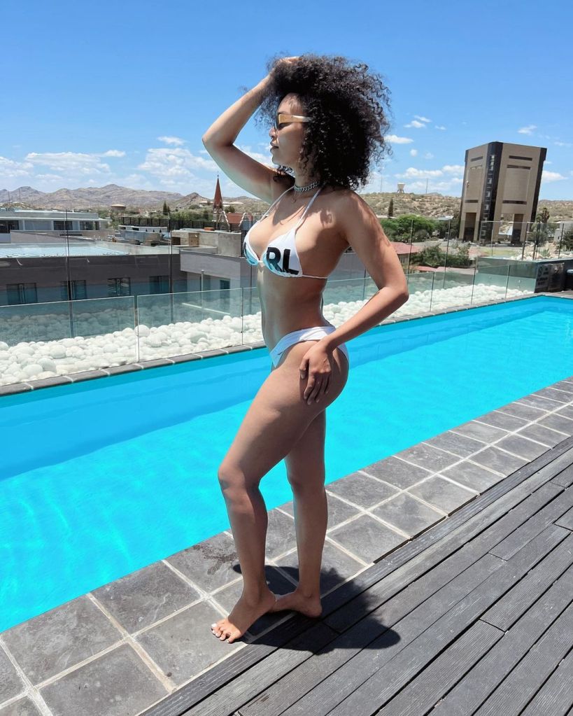 Pearl Thusi exibe suas curvas ao posar usando biquíni branco (Foto: @pearlthusi/Instagram)