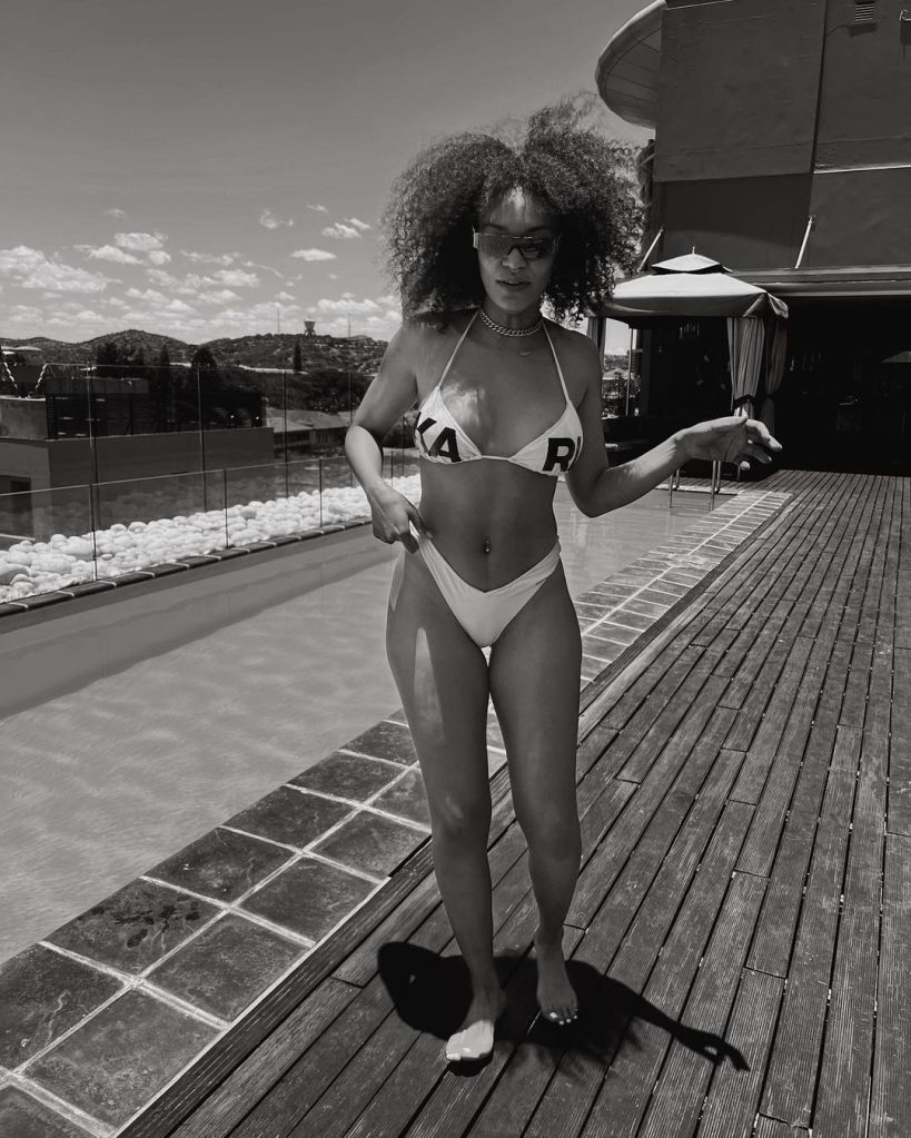 Pearl Thusi exibe suas curvas ao posar usando biquíni branco (Foto: @pearlthusi/Instagram)