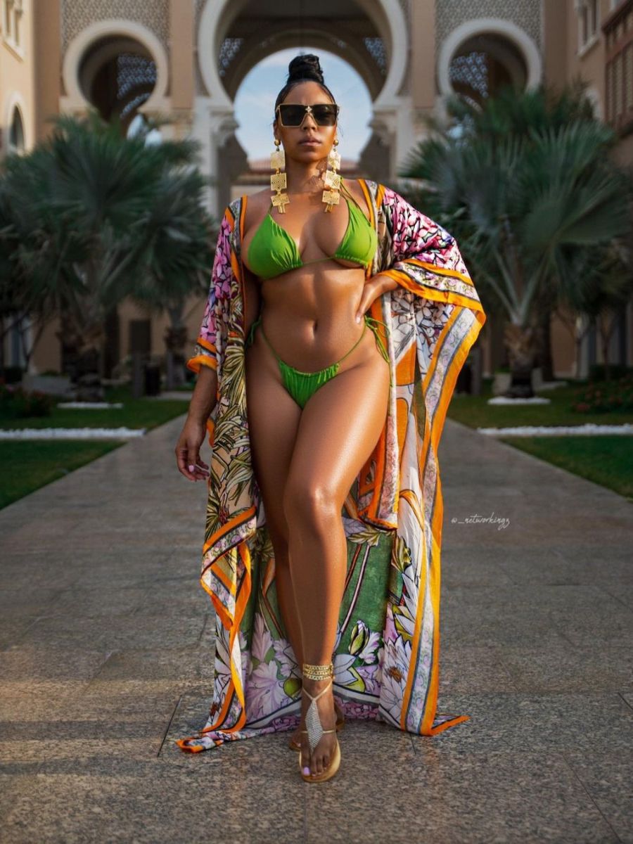 Ashanti mostra curvas em um biquíni verde