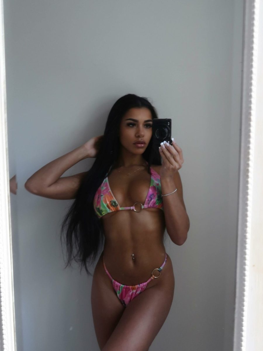 Izzy Fairthorne agita com seu pequeno biquíni