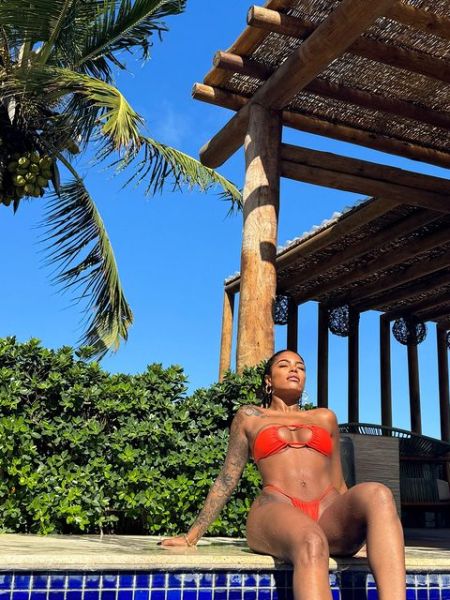 Black Beauty: Patty Cris agita com seu biquíni laranja